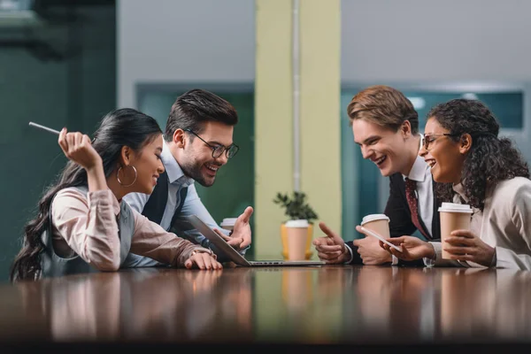 Smiling businesspeople — Stock Photo