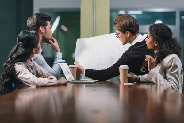 Equipo empresarial multiétnico que trabaja con el proyecto en la reunión - foto de stock