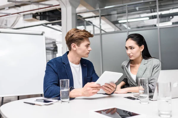 Jóvenes socios comerciales exitosos que trabajan juntos - foto de stock