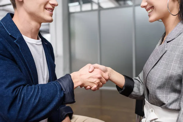 Обрезанный снимок молодых деловых партнеров, пожимающих руки — стоковое фото
