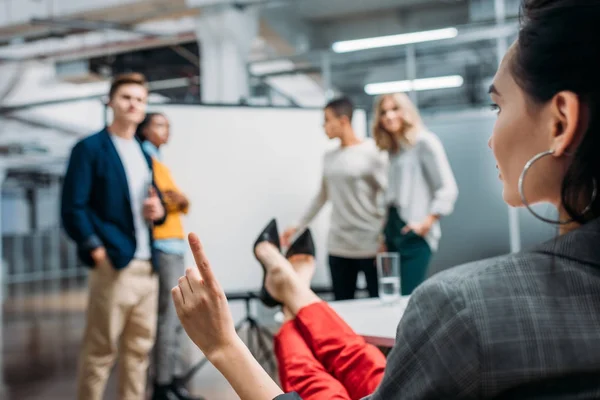 Chefin im Gespräch mit Arbeitern vor der Präsentationstafel — Stockfoto