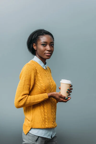 Hermosa mujer afroamericana con taza de café desechable - foto de stock