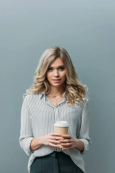 Jeune belle femme avec tasse de café jetable — Photo de stock