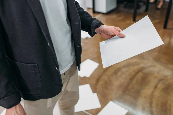 Tiro cortado de empresário segurando papel em branco — Fotografia de Stock