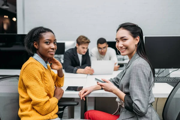 Partner commerciali multietnici che lavorano insieme all'ufficio di Moden — Foto stock