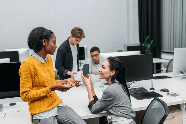 Groupe de partenaires d'affaires multiethniques parlant au bureau — Photo de stock