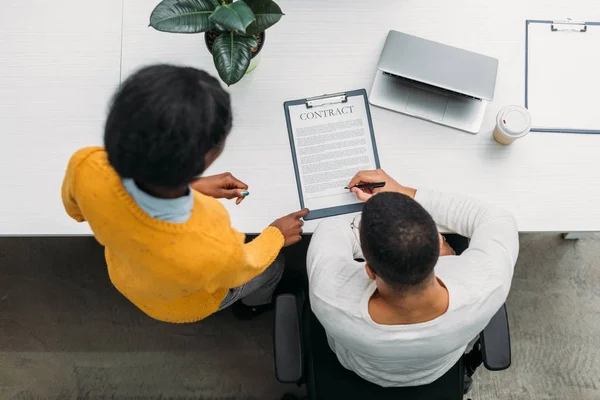 Vista superior de parceiros de negócios afro-americanos com contrato no escritório — Fotografia de Stock