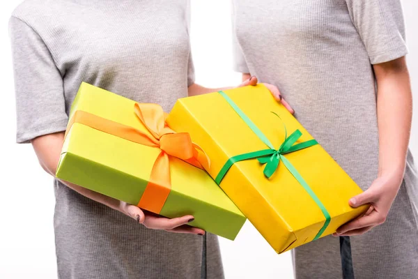 Vue partielle des femmes avec des cadeaux enveloppés dans les mains — Photo de stock