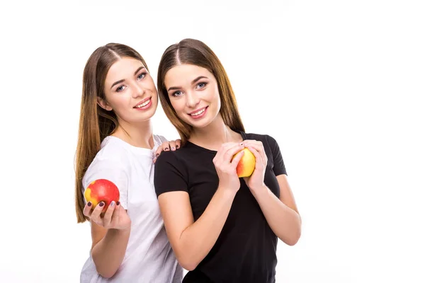 Portrait de jumeaux souriants avec des pommes dans les mains regardant la caméra isolée sur blanc — Photo de stock