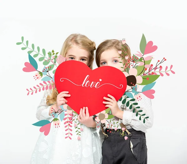 Niños sosteniendo corazón rojo - foto de stock