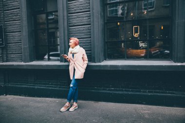 pembe saçları ve sokakta pembe ceket ile kız