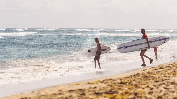 Surfisti in attesa di un'onda, effetto film, 30.12.2016, repubblica Dominicana — Foto Stock