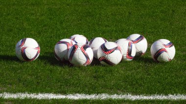 sahada futbol topu