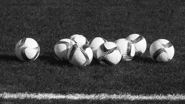 sahada futbol topu