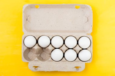 Renkli Paskalya yumurtaları ve renkli bir arka plan üzerinde söğüt