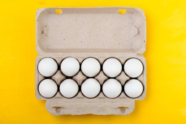 Renkli Paskalya yumurtaları ve renkli bir arka plan üzerinde söğüt