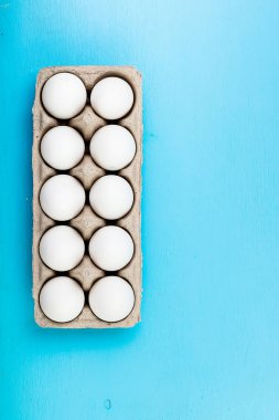 Renkli Paskalya yumurtaları ve renkli bir arka plan üzerinde söğüt