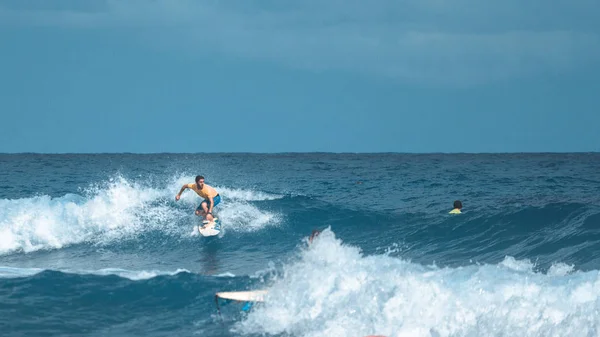 Surfer cavalca un picco d'onda, effetto film, 30.12.2016 — Foto Stock