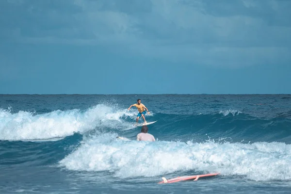 Серфер катается на вершине волны, эффект фильма, 12.2016 — стоковое фото