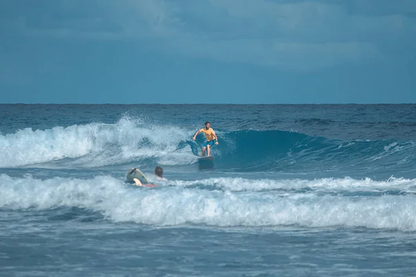 Серфер катается на вершине волны, эффект фильма, 12.2016 — стоковое фото