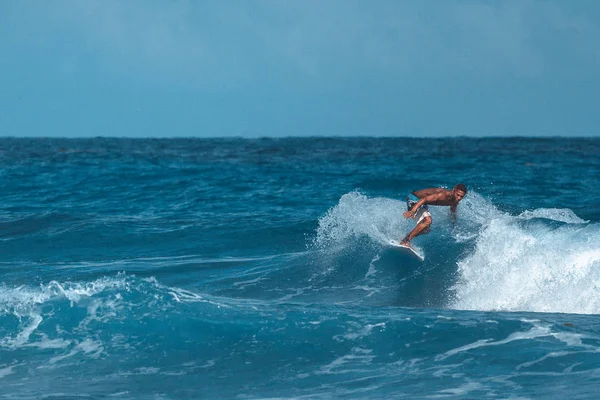 Surfer cavalca un picco d'onda, effetto film, 30.12.2016 — Foto Stock