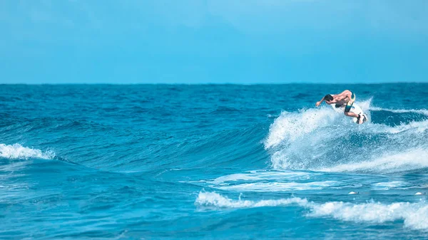 Surfer cavalca un picco d'onda, effetto film, 30.12.2016 — Foto Stock