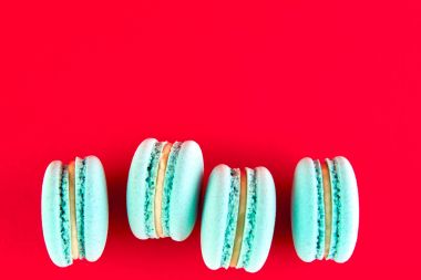 kırmızı bir arka plan üzerinde macaroons