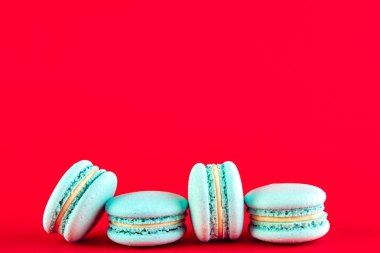 kırmızı bir arka plan üzerinde macaroons