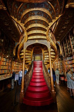 Porto, Portekiz - 26 Nisan 2018: Livraria Lello ve Irmao, ikinci en eski Kütüphane Portekiz için Harry Potter film ünlü. iç görünüm, merdiven