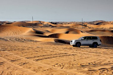 Sahara çöl Dunes üzerinde Jeep ralli