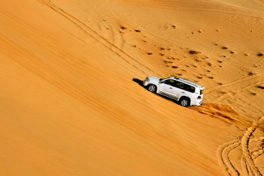 Sahara çöl Dunes üzerinde Jeep ralli