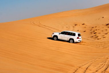Sahara çöl Dunes üzerinde Jeep ralli