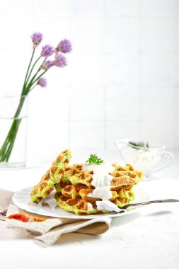 Düzgün kahvaltı, ekşi kremalı, kabaklı sağlıklı Belçika waffleları. Beyaz arkaplanda.