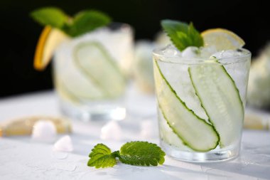 Yaz tazeleyici kokteyl, salatalık, limon, nane ve buz. Vitamin Sarsıntısı - Sassi Suyu