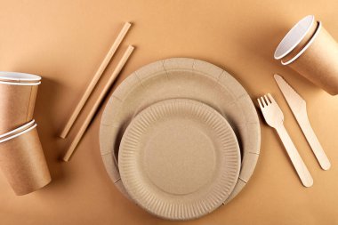 Çevresel malzemelerden yapılmış tek kullanımlık sofra takımı. Çevre dostu tencereler, geri dönüşümlü malzemelerin sıfır atık üretimi. Kağıt tabaklar, bardaklar, kokteyl tüpleri. Tahta çatallar ve bıçaklar.. 