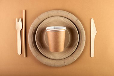 Çevresel malzemelerden yapılmış tek kullanımlık sofra takımı. Çevre dostu tencereler, geri dönüşümlü malzemelerin sıfır atık üretimi. Kağıt tabaklar, bardaklar, kokteyl tüpleri. Tahta çatallar ve bıçaklar.. 