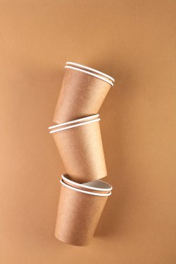 Çevresel malzemelerden yapılmış tek kullanımlık sofra takımı. Çevre dostu tencereler, geri dönüşümlü malzemelerin sıfır atık üretimi. Kağıt tabaklar, bardaklar, kokteyl tüpleri. Tahta çatallar ve bıçaklar.. 