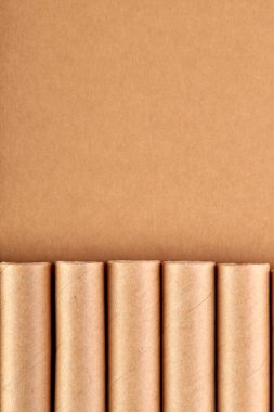 Çevresel malzemelerden yapılmış tek kullanımlık sofra takımı. Çevre dostu tencereler, geri dönüşümlü malzemelerin sıfır atık üretimi. Kağıt tabaklar, bardaklar, kokteyl tüpleri. Tahta çatallar ve bıçaklar.. 