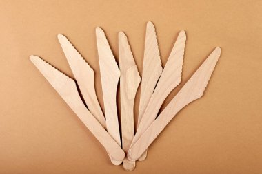 Çevresel malzemelerden yapılmış tek kullanımlık sofra takımı. Çevre dostu tencereler, geri dönüşümlü malzemelerin sıfır atık üretimi. Kağıt tabaklar, bardaklar, kokteyl tüpleri. Tahta çatallar ve bıçaklar.. 