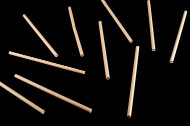 Çevresel malzemelerden yapılmış tek kullanımlık sofra takımı. Çevre dostu tencereler, geri dönüşümlü malzemelerin sıfır atık üretimi. Kağıt tabaklar, bardaklar, kokteyl tüpleri. Tahta çatallar ve bıçaklar.. 