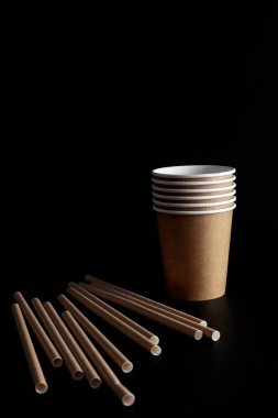 Çevresel malzemelerden yapılmış tek kullanımlık sofra takımı. Çevre dostu tencereler, geri dönüşümlü malzemelerin sıfır atık üretimi. Kağıt tabaklar, bardaklar, kokteyl tüpleri. Tahta çatallar ve bıçaklar.. 
