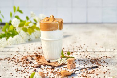 Dalgona kahvesi, çırpılmış Kore kahvesi hazır kahve ve şeker..