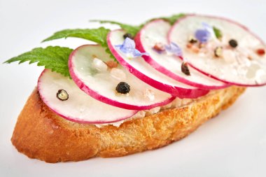 Domatesli, çilekli, avokadolu, turplu, peynirli ve jambonlu bruschetta. Beyaz bir arkaplanda, üst görünümde, yakın plan.