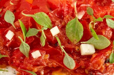 Domatesli, çilekli, avokadolu, turplu, peynirli ve jambonlu bruschetta. Beyaz bir arkaplanda, üst görünümde, yakın plan.