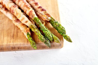 Fırında domuz pastırması ve haşlanmış yumurta ile pişirilmiş taze organik kuşkonmaz. Kapat, üst görünüm