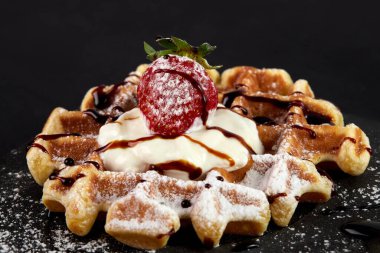 Ballı çilekli Viyana waffleları