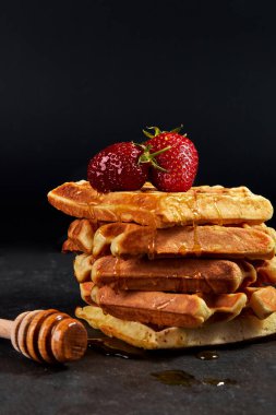 Ballı çilekli Viyana waffleları