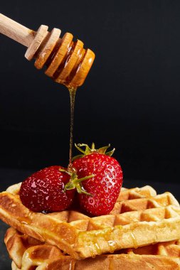 Ballı çilekli Viyana waffleları