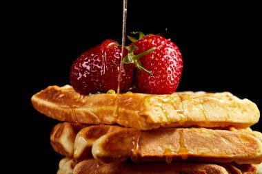 Ballı çilekli Viyana waffleları