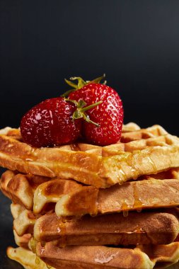 Ballı çilekli Viyana waffleları